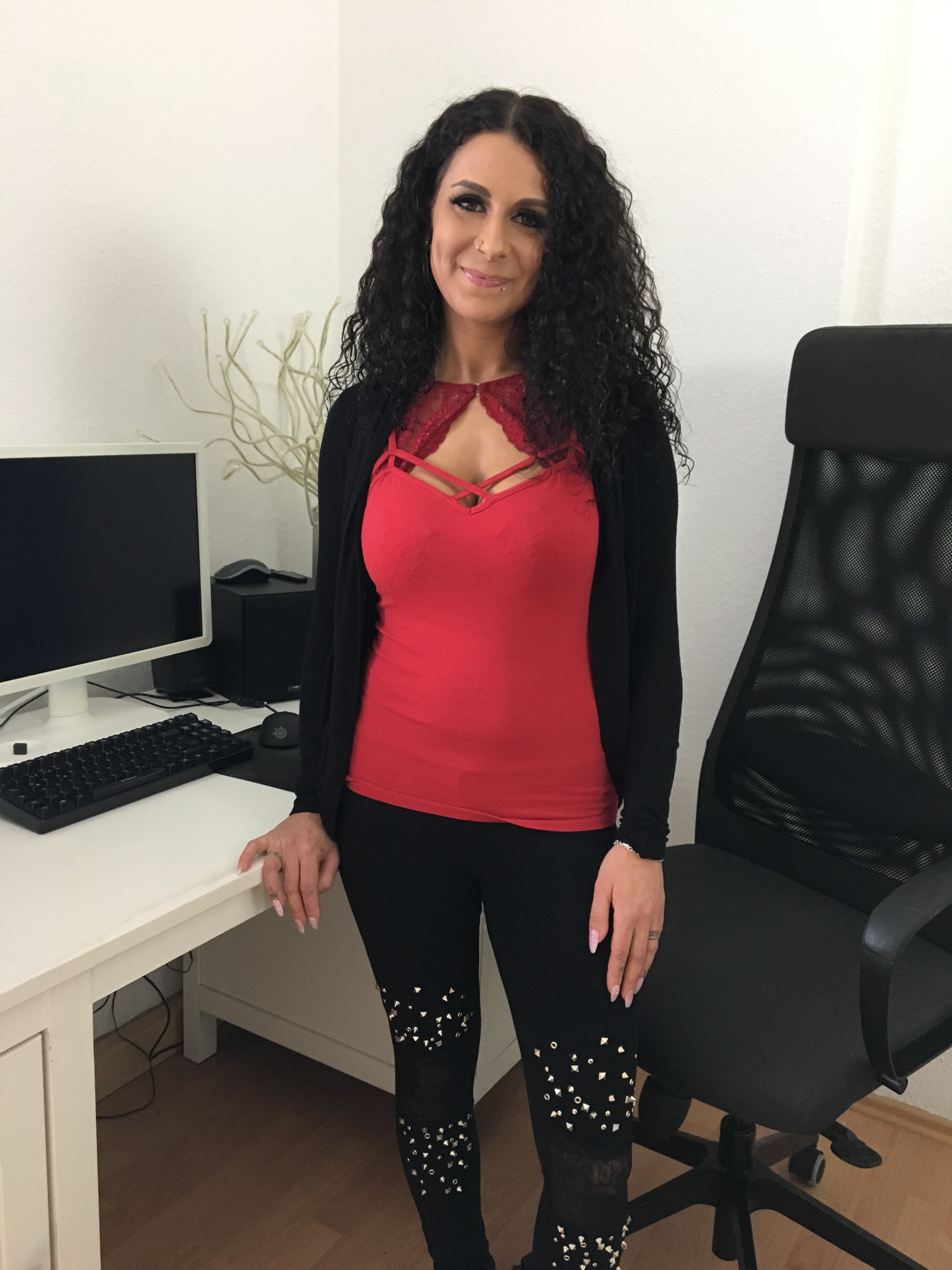 Flittchen Mara Martinez wird beim BumsBesuch durch gevögelt Flittchen Mara Martinez wird beim BumsBesuch durch gevögelt